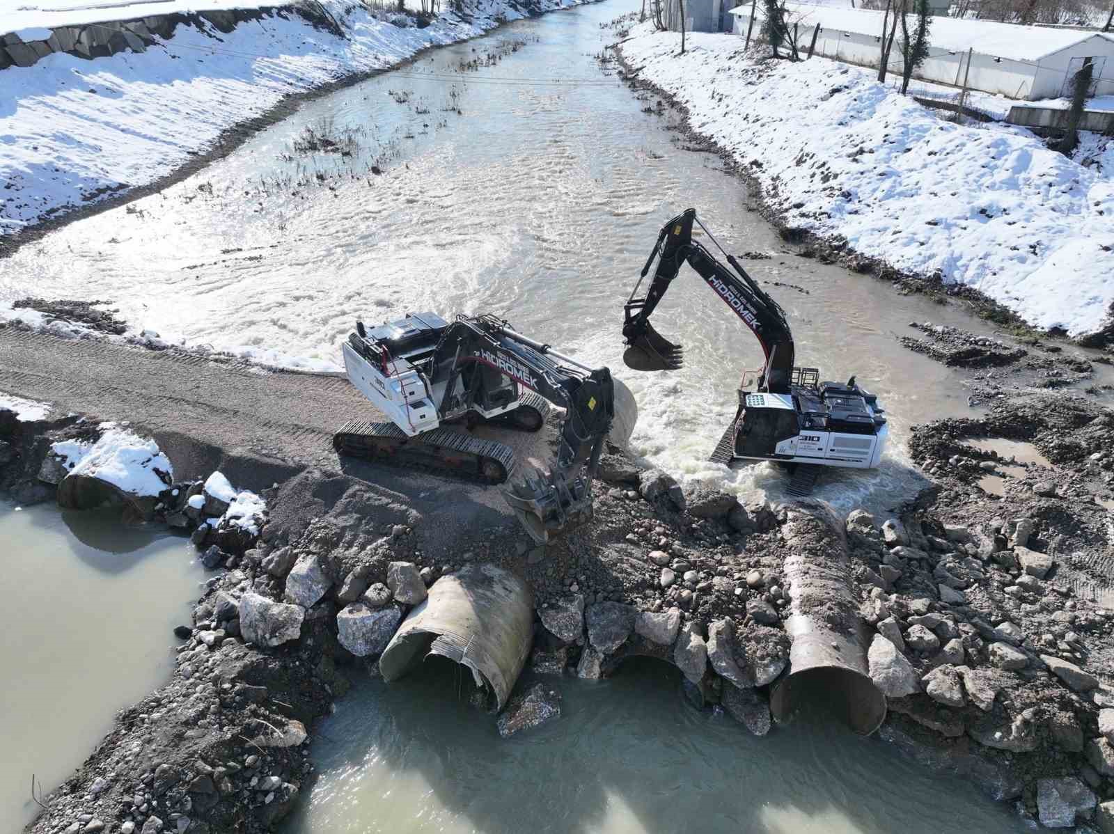 Nuhlar K&ouml;y&uuml;&rsquo;nde ge&ccedil;ici k&ouml;pr&uuml; &ccedil;alışmaları yerinde incelendi
