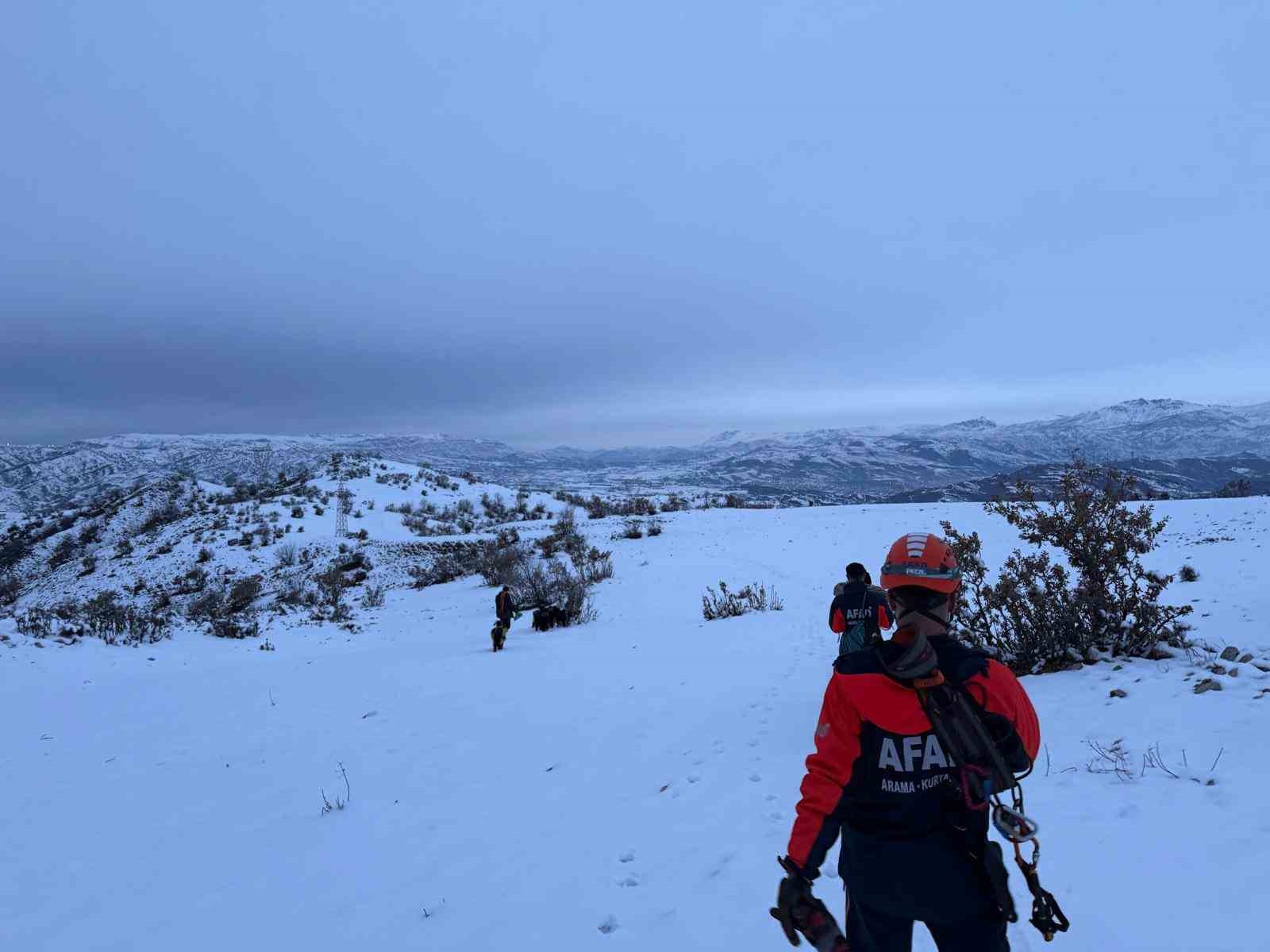 Çoban ve 9 keçisi, 3 gündür mahsur kaldığı yerden kurtarıldı