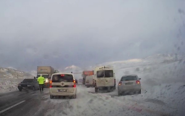 Erzurum&rsquo;da etkili olan tipi &ccedil;evre illerle olan ulaşımı aksatıyor
