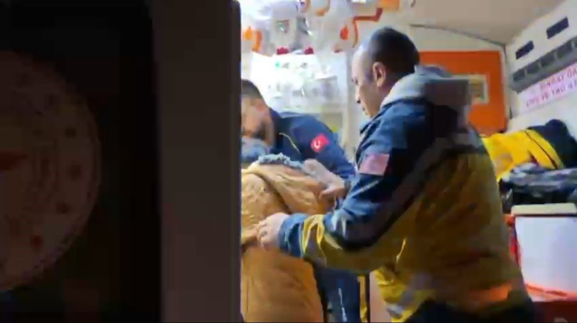 Kolundan yaralanan &ccedil;ocuk, iş makinasıyla bulunduğu yerden alınıp sağlık ekibine teslim edildi
