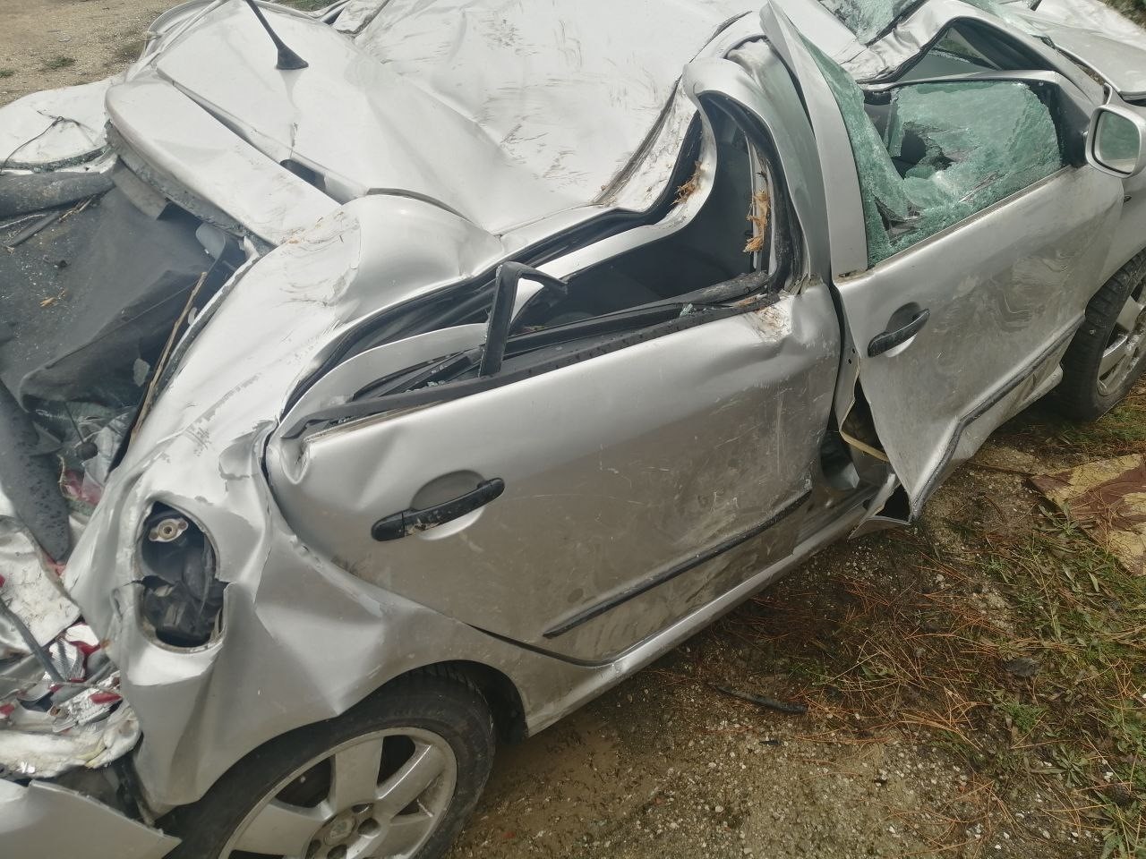 Otomobil şarampole yuvarlandı: Bangladeş uyruklu aynı aileden 1 kişi &ouml;ld&uuml;, 3 kişi yaralandı
