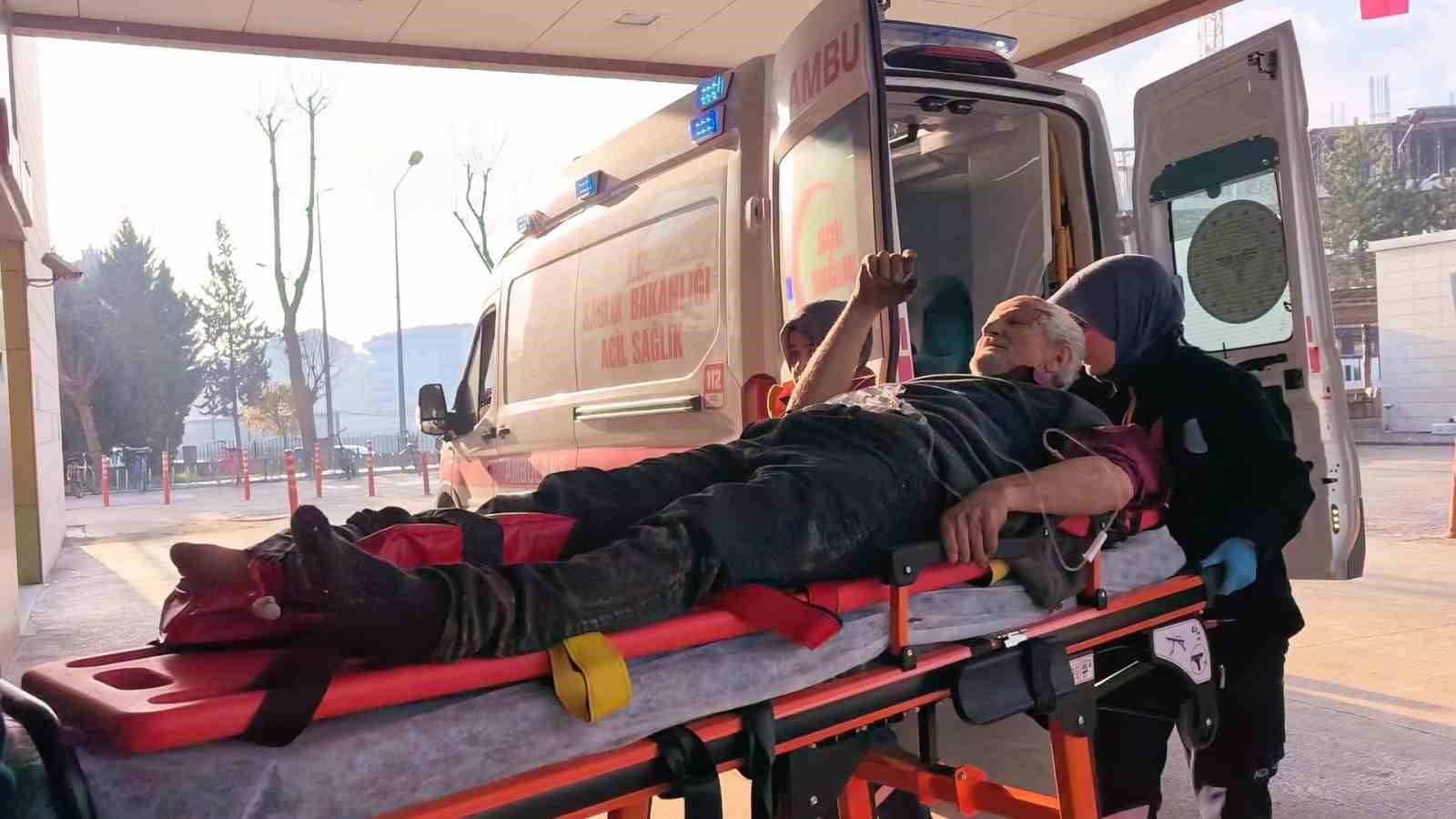 İnşaat demirlerinin altında kalan iş&ccedil;i yaralandı
