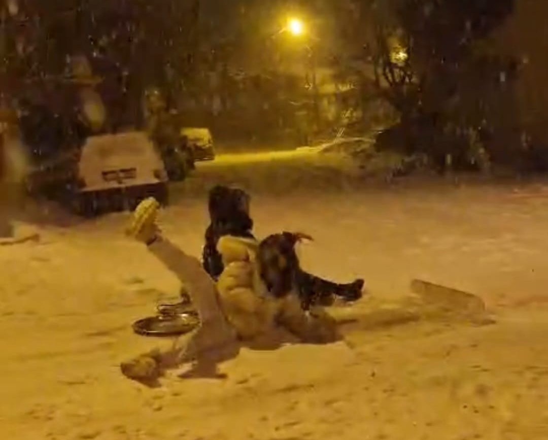 Darende’de kar yağışıyla gelen eğlence