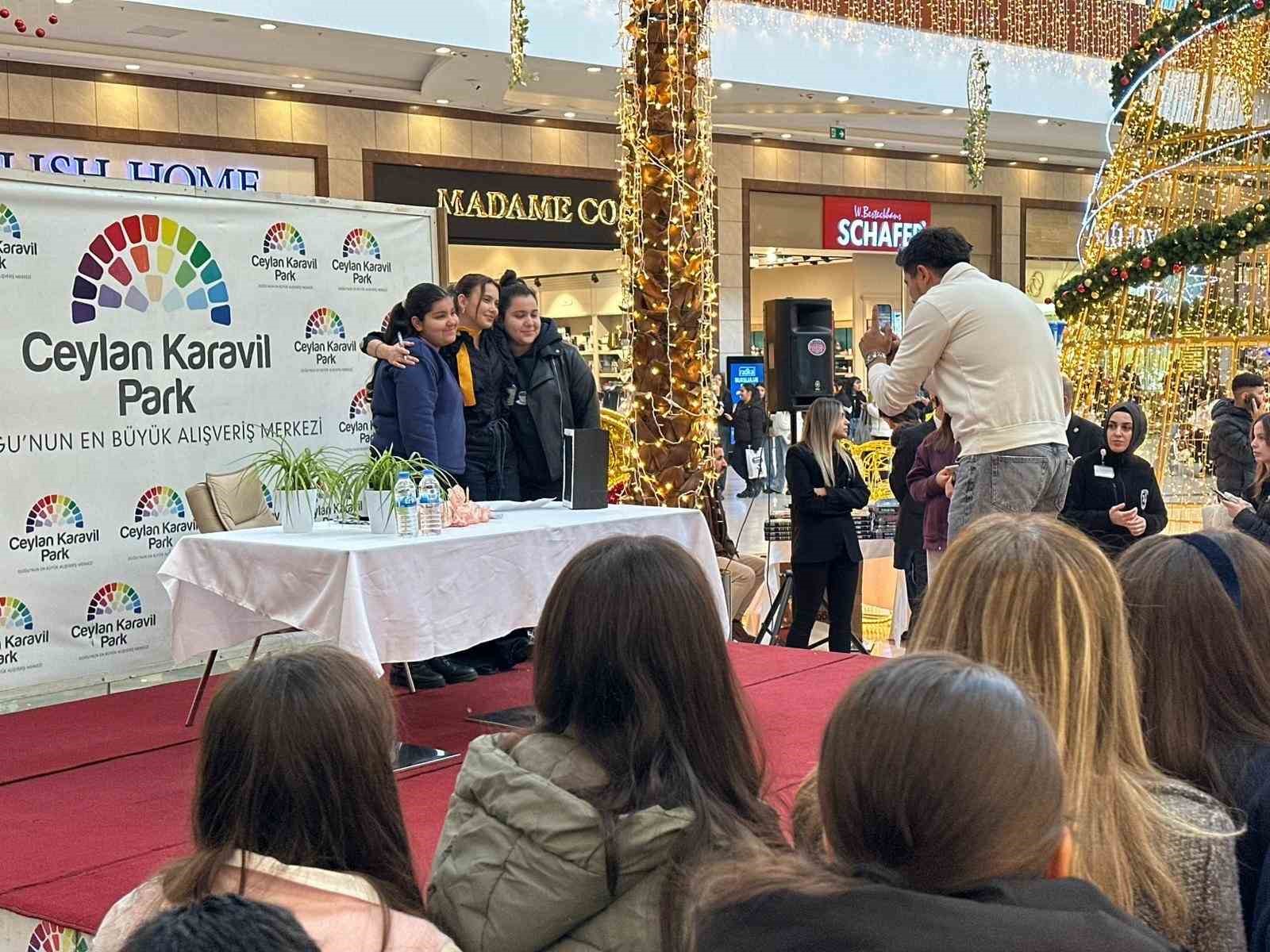 Ceylan Karavil Park AVM’de Beyza Alkoç imza günü yoğun ilgi gördü
