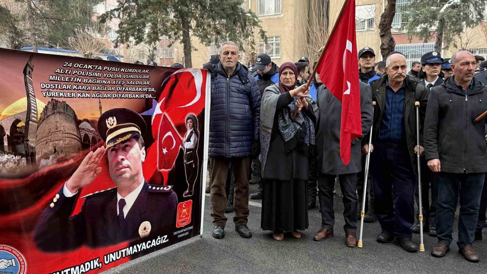 Emniyet M&uuml;d&uuml;r&uuml; Ali Gaffar Okkan şehit edildiği yerde anıldı
