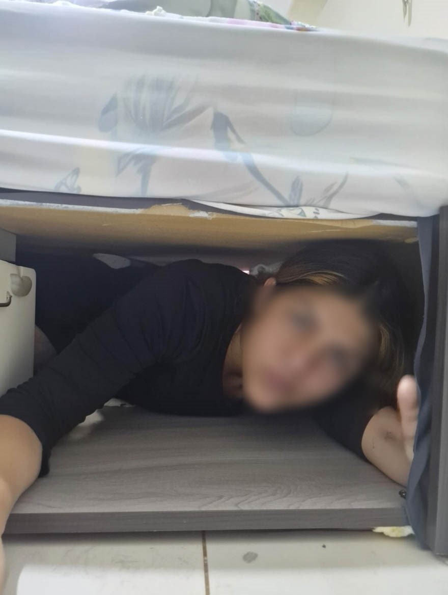 107 su&ccedil; kaydı olan kadın hırsız, polis baskınında baza altında yakalandı
