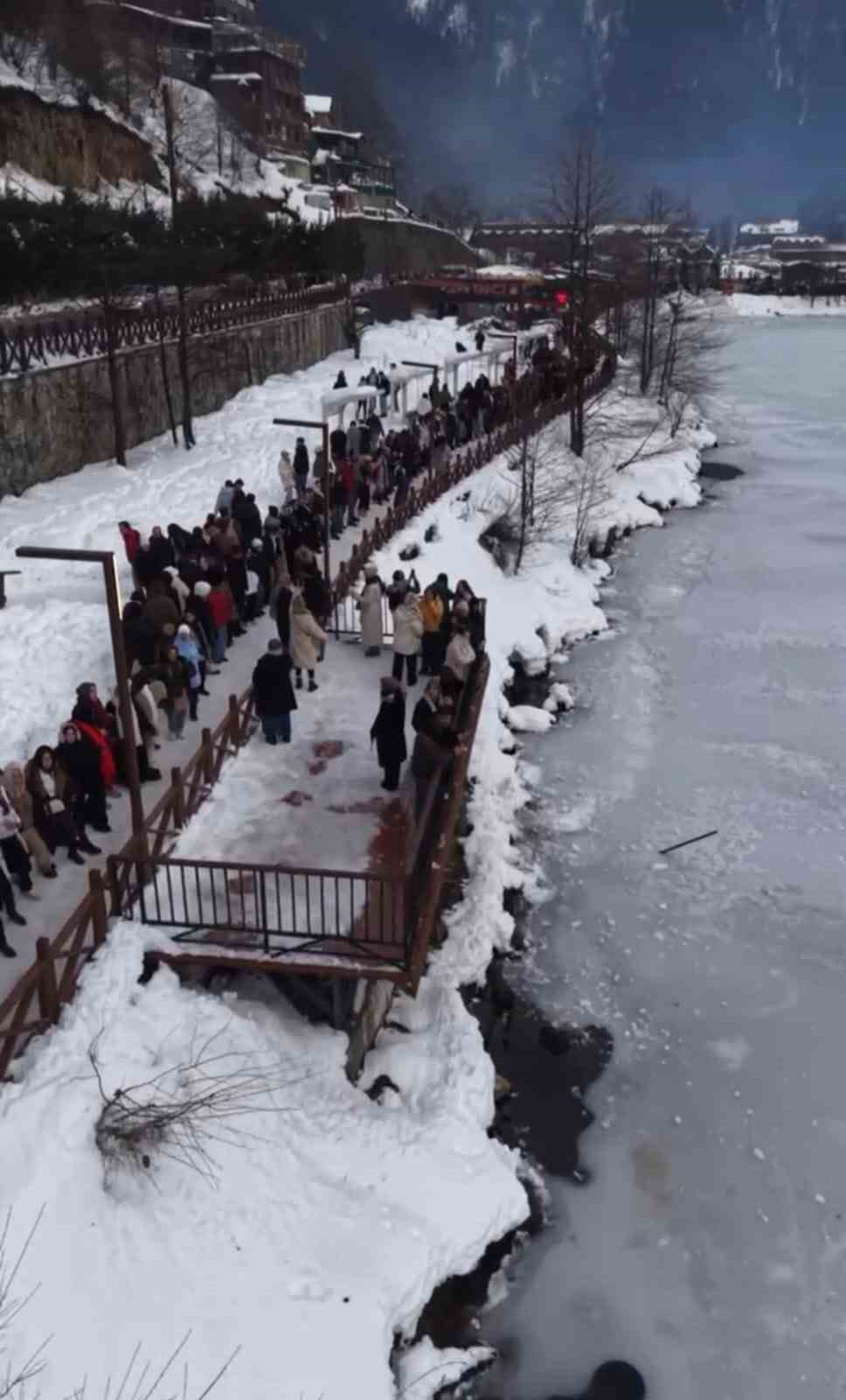 Uzungöl’ün çevresinde binlerce kişi horon halkası oluşturdu