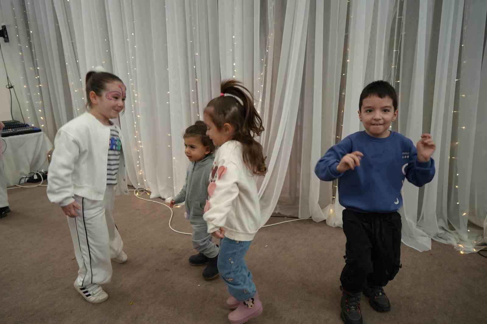 Çocuklar için ücretsiz şenlik düzenlendi, aileler akın etti