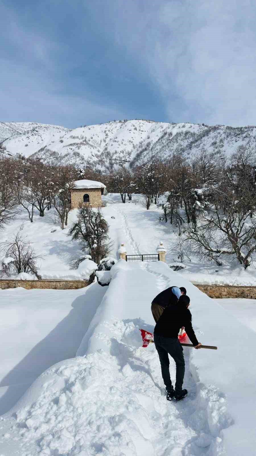 Tarihi miras onlara emanet: Muhtar ve imamdan örnek kar mesaisi