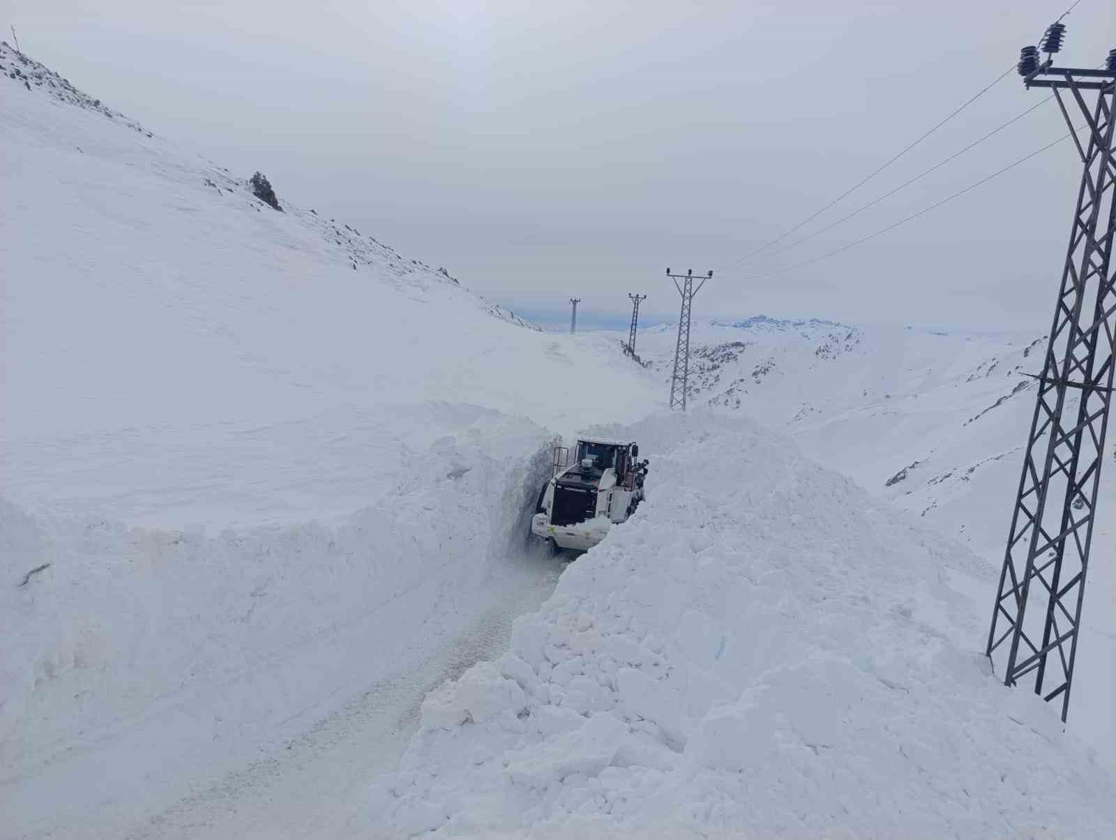 Y&uuml;ksekova&rsquo;da mezra yoluna d&uuml;şen &ccedil;ığ temizlendi
