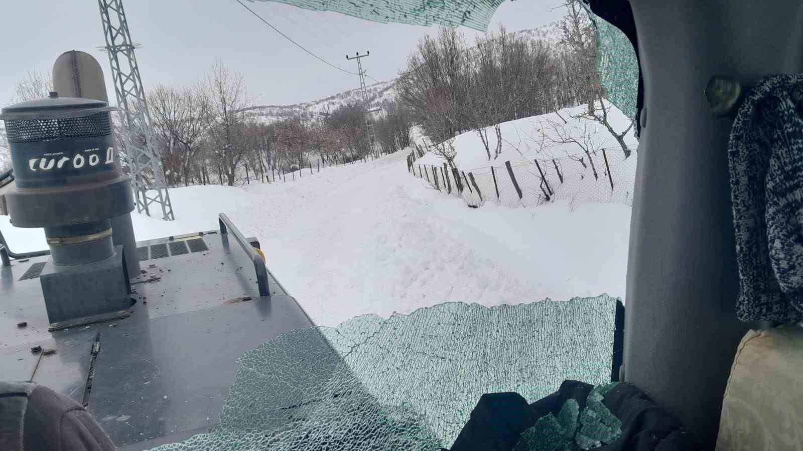 Bingöl’de ahır yolunu açmadılar diye iş makinesine saldırdılar