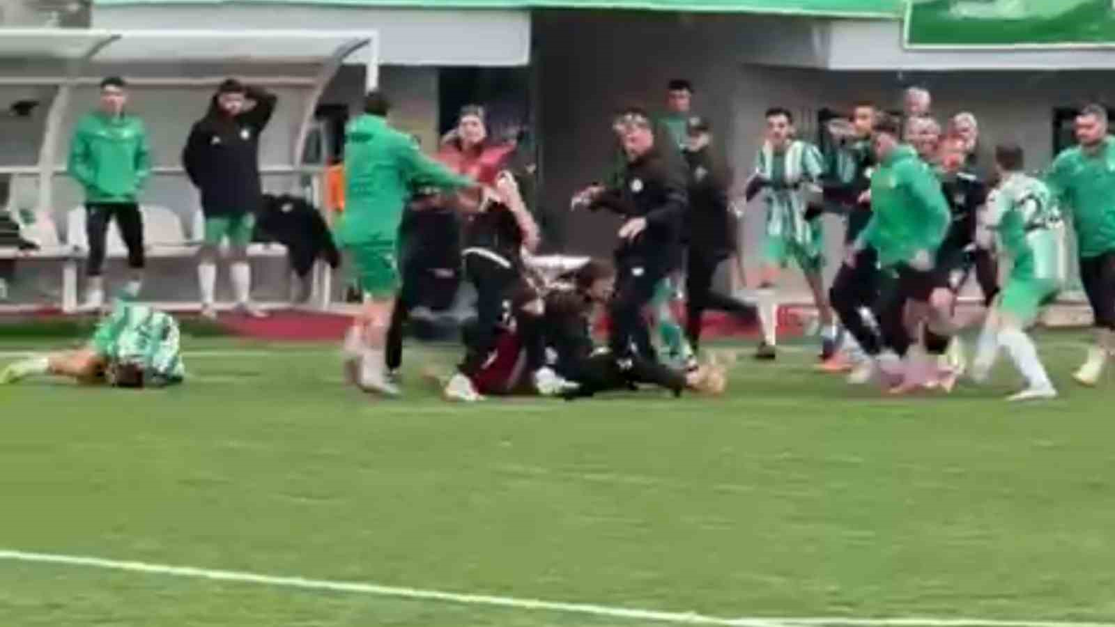 Amatör maçta saha karıştı, yumruklar konuştu