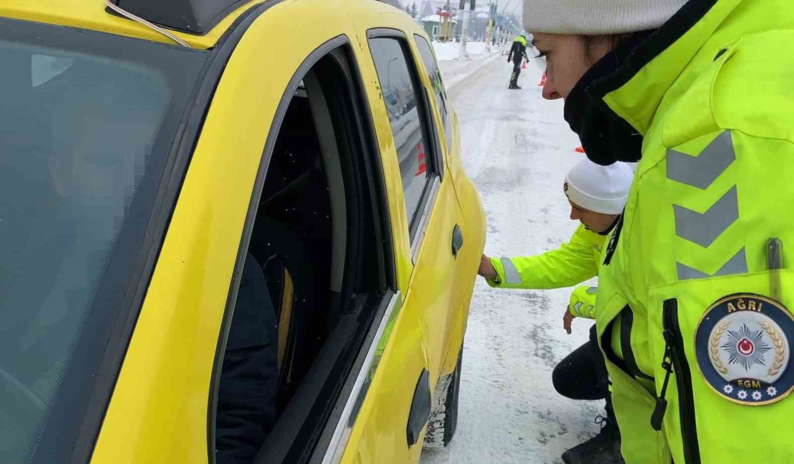 Ağrı&rsquo;da kış şartlarına y&ouml;nelik trafik denetimleri s&uuml;rd&uuml;r&uuml;l&uuml;yor
