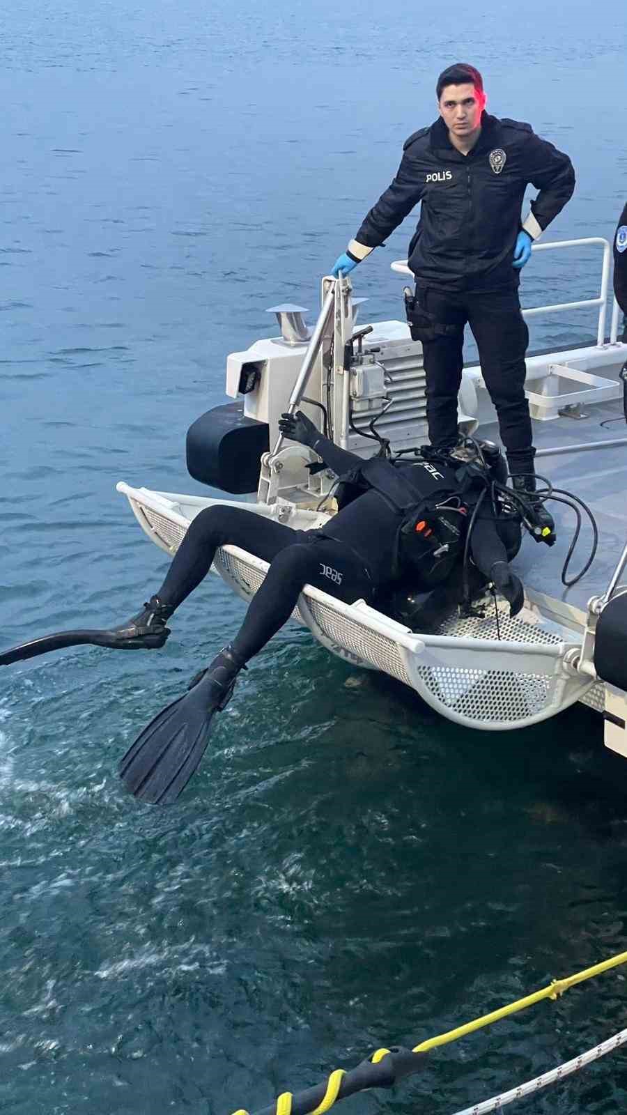 Balık&ccedil;ılar fark etti, denizde dalgı&ccedil; kıyafetli erkek cesedi bulundu
