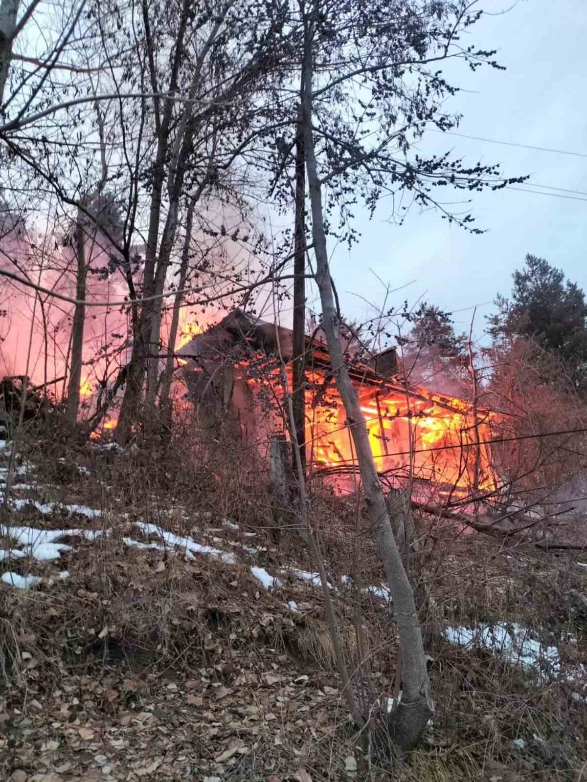 K&ouml;yde &ccedil;ıkan yangında bir ev kullanılamaz hale geldi

