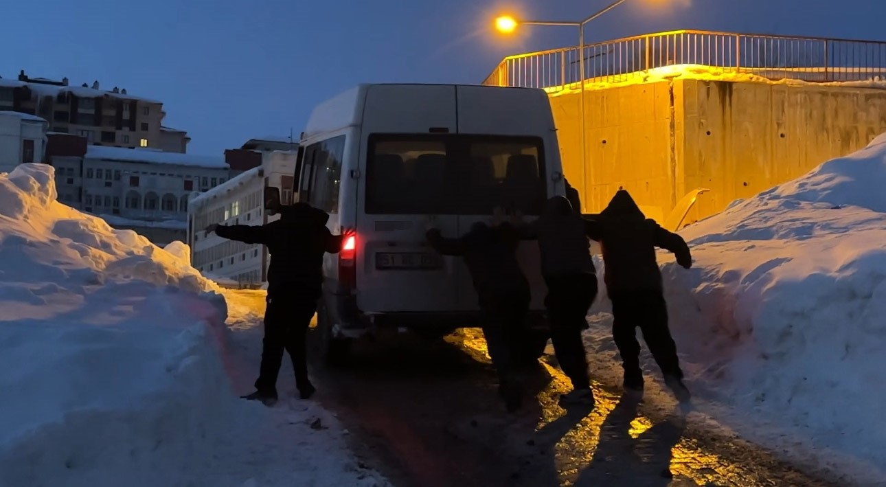 Yüksekova’da buzlu yolda mahsur kalan minibüsü vatandaşlar kurtardı