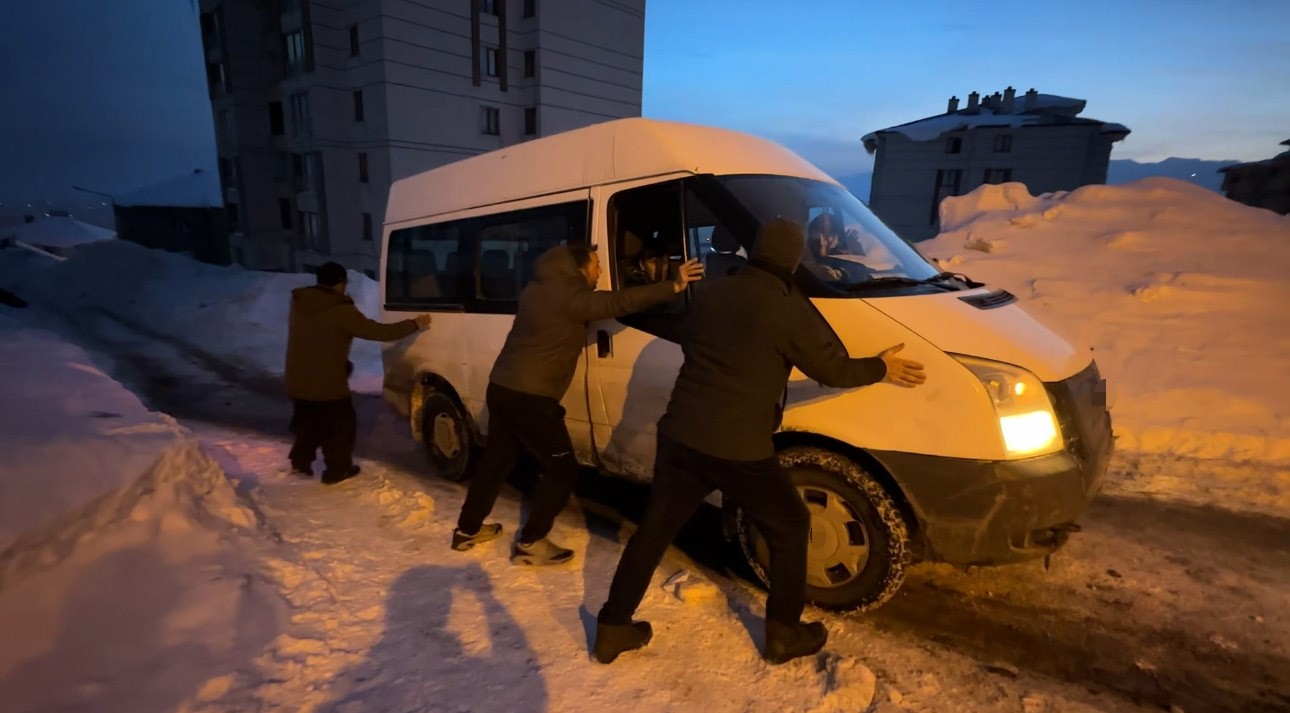 Y&uuml;ksekova&rsquo;da buzlu yolda mahsur kalan minib&uuml;s&uuml; vatandaşlar kurtardı

