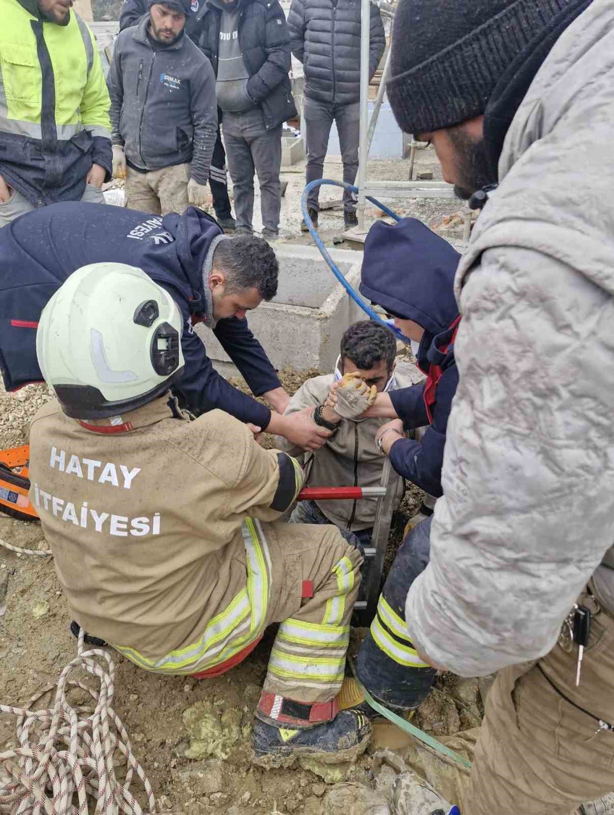 Antakya&rsquo;da kuyuya d&uuml;şen vatandaş yaralandı
