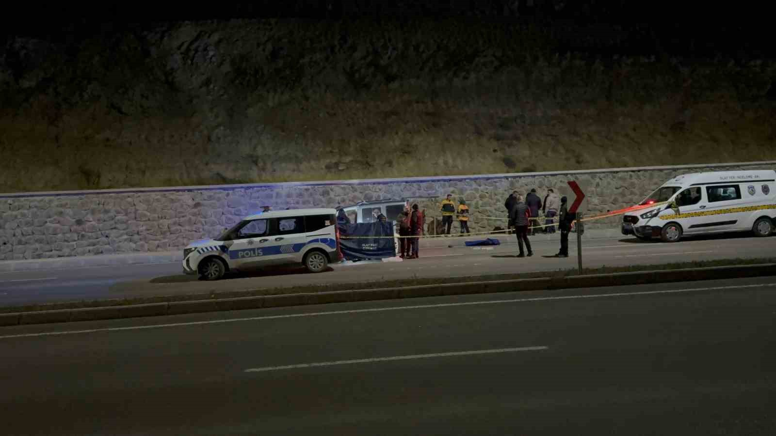 Yasak ilişki yaşadığı sevgilisini boğazını keserek öldürdü