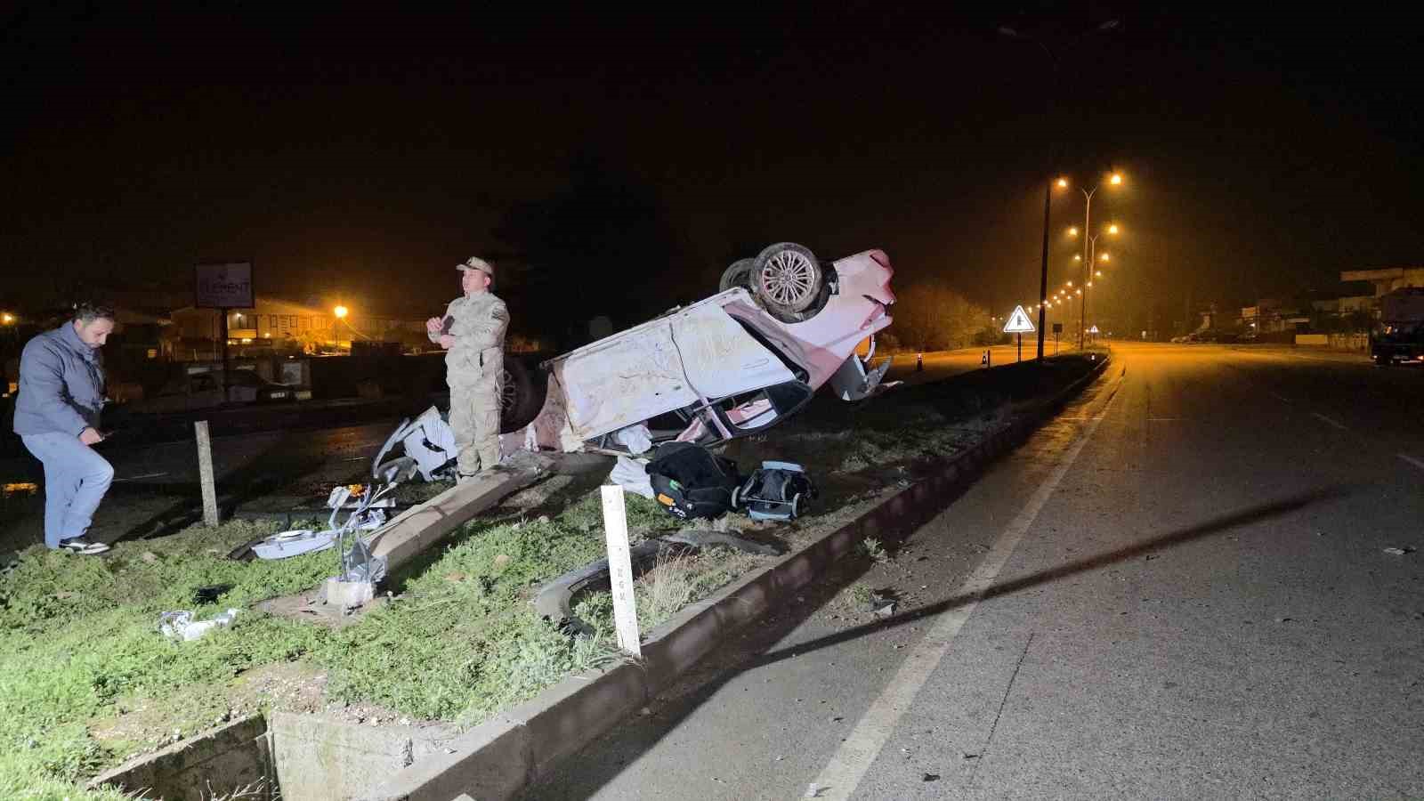 Aydınlatma direğine çarpan otomobil takla attı: 1 yaşındaki bebek öldü, anne ve baba yaralandı