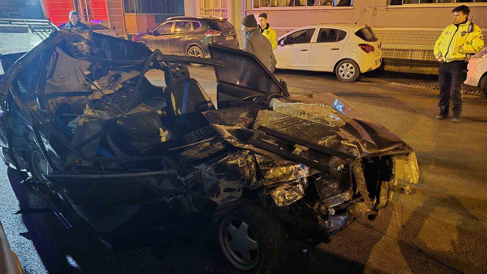 Tofaş tıra ok gibi saplandı: 1’i ağır 2 yaralı