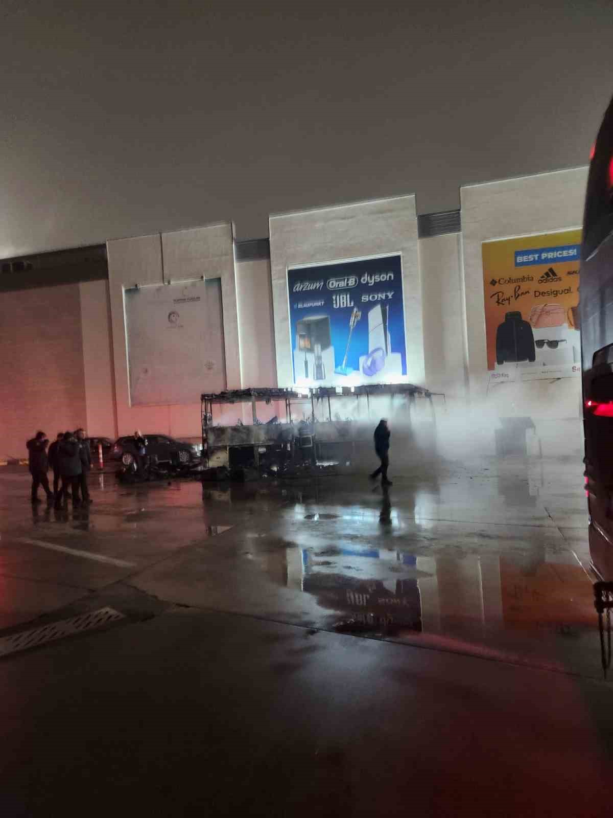 Otob&uuml;s alev topuna d&ouml;nd&uuml;
