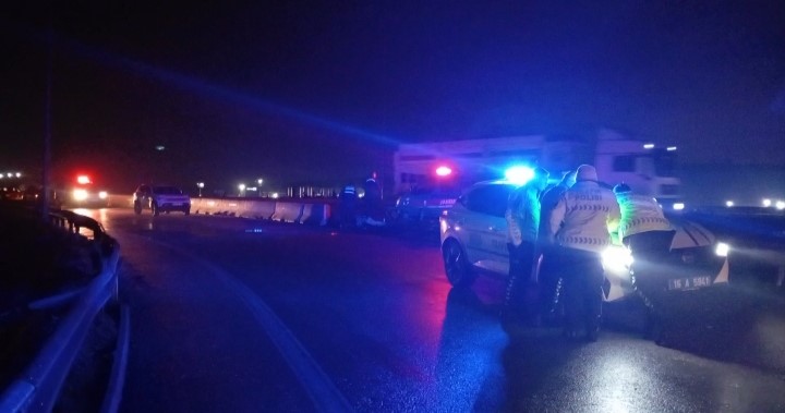 Bursa&rsquo;da sabah saatlerinde korkun&ccedil; kaza: Bariyerlere &ccedil;arpan ara&ccedil;ta 2 kişi ağır yaralandı
