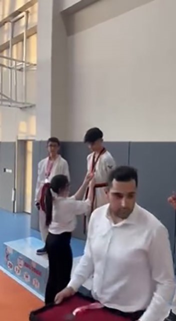 Depremde vefat eden babasının hayalleri i&ccedil;in ter d&ouml;ken tekvandocu Ahmet, milli formayla &ccedil;ıktığı turnuvada T&uuml;rk bayrağını g&ouml;ndere &ccedil;ektirdi
