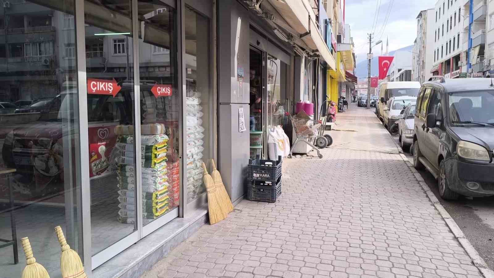 Marketin &ouml;n&uuml;ndeki sıvı yağ kolisini &ccedil;alan şahsın o anları kamerada
