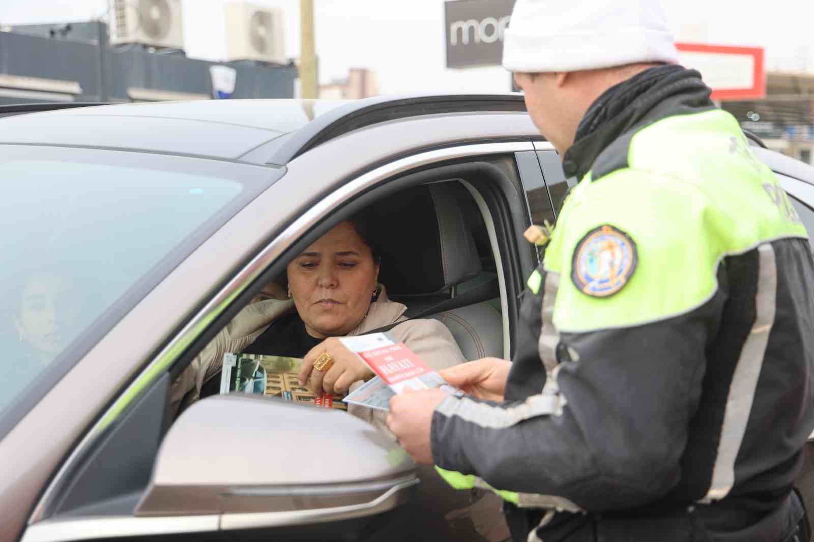 İnsan hayatına mal olabilen &rsquo;hatalı ara&ccedil; parkı&rsquo; konusunda s&uuml;r&uuml;c&uuml;ler uyarıldı
