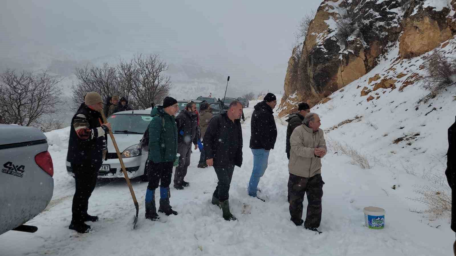 Kemaliye&rsquo;de yaban hayvanları i&ccedil;in yemleme faaliyeti ger&ccedil;ekleştirildi
