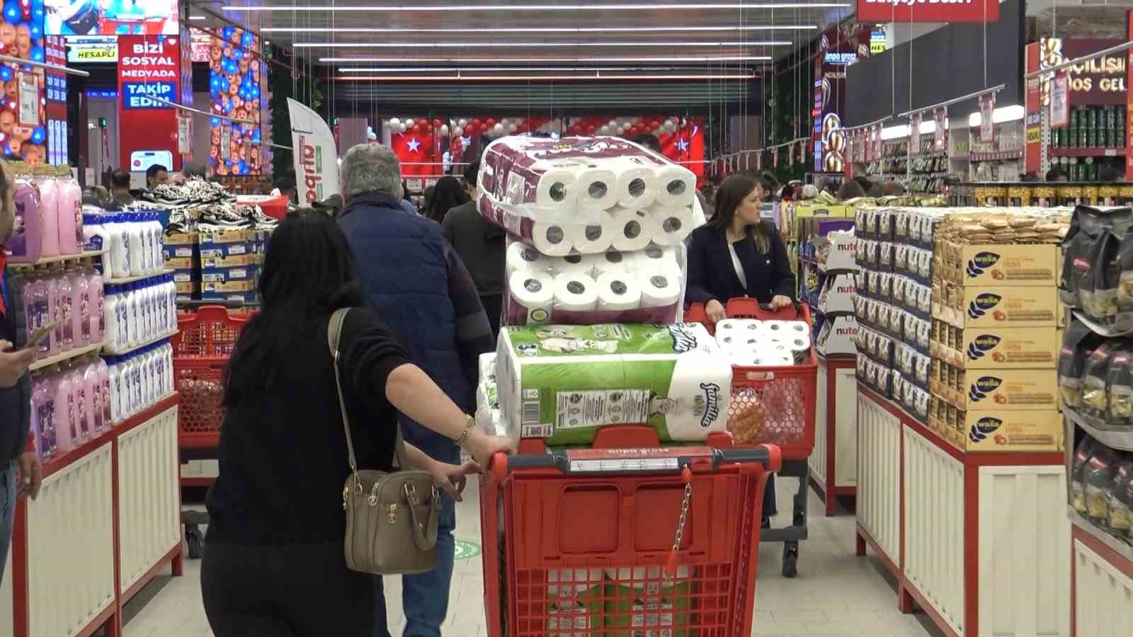 Antalya&rsquo;da teknoloji indirimi izdihama yol a&ccedil;tı: 10 saat yağmur altında beklediler
