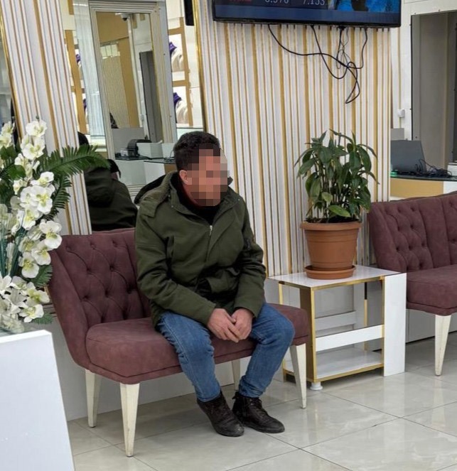 Sahte bilezikleri verip pazarlıkla fazla altın almak isterken yakalandı
