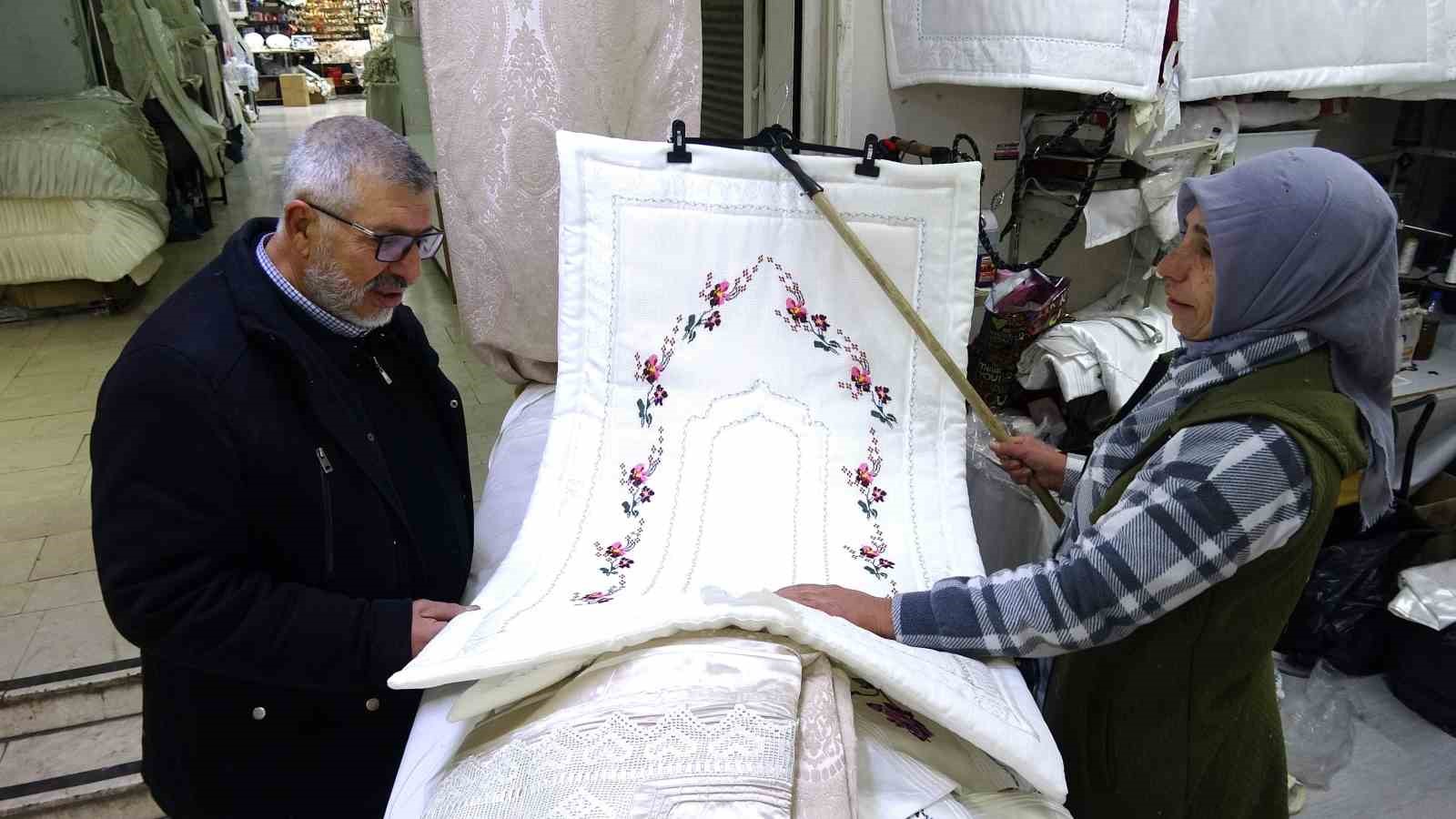 Kadın terzi, veresiye aldığı makinelerle kendi işini kurdu
