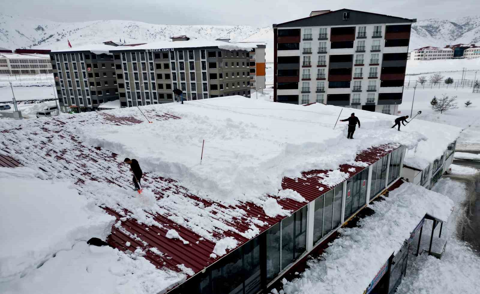 Vatandaşlar zarar görmesin diye çatılarda temizlik mesaisi başladı