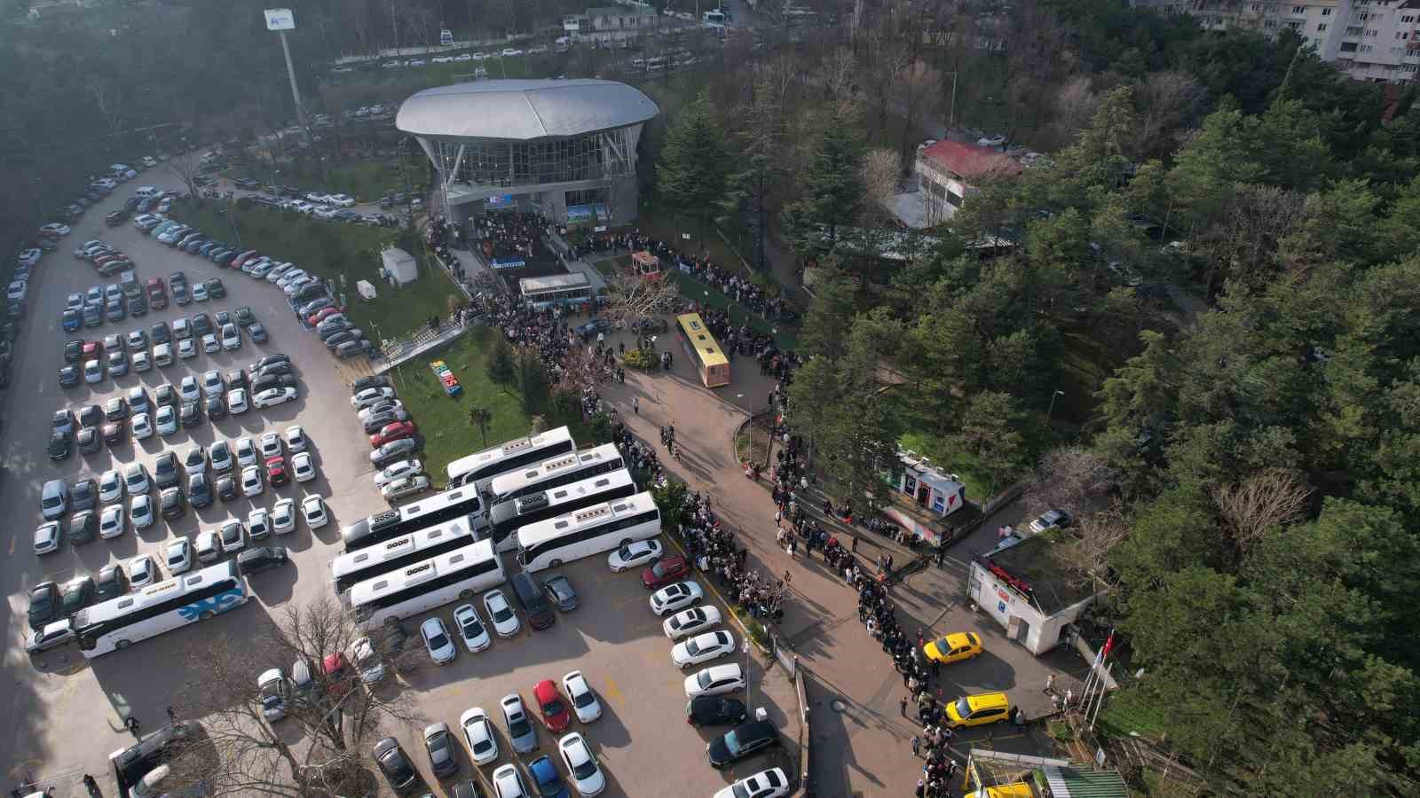 O istasyonda yine aynı manzara
