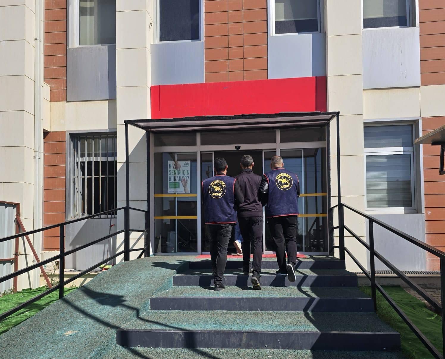 Kesinleşmiş 10’ar yıl cezayla aranan 2 şahıs yakalandı