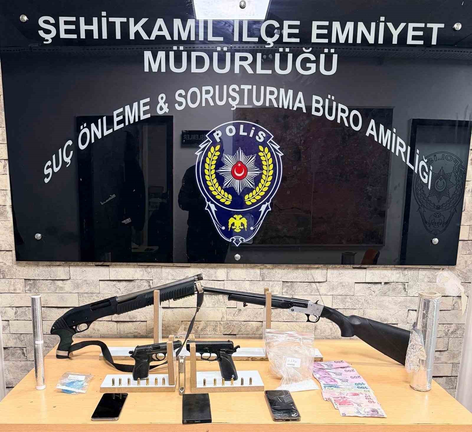 Gaziantep’te ruhsatsız 2 tüfek ile 8 tabanca ele geçirildi: 5 gözaltı