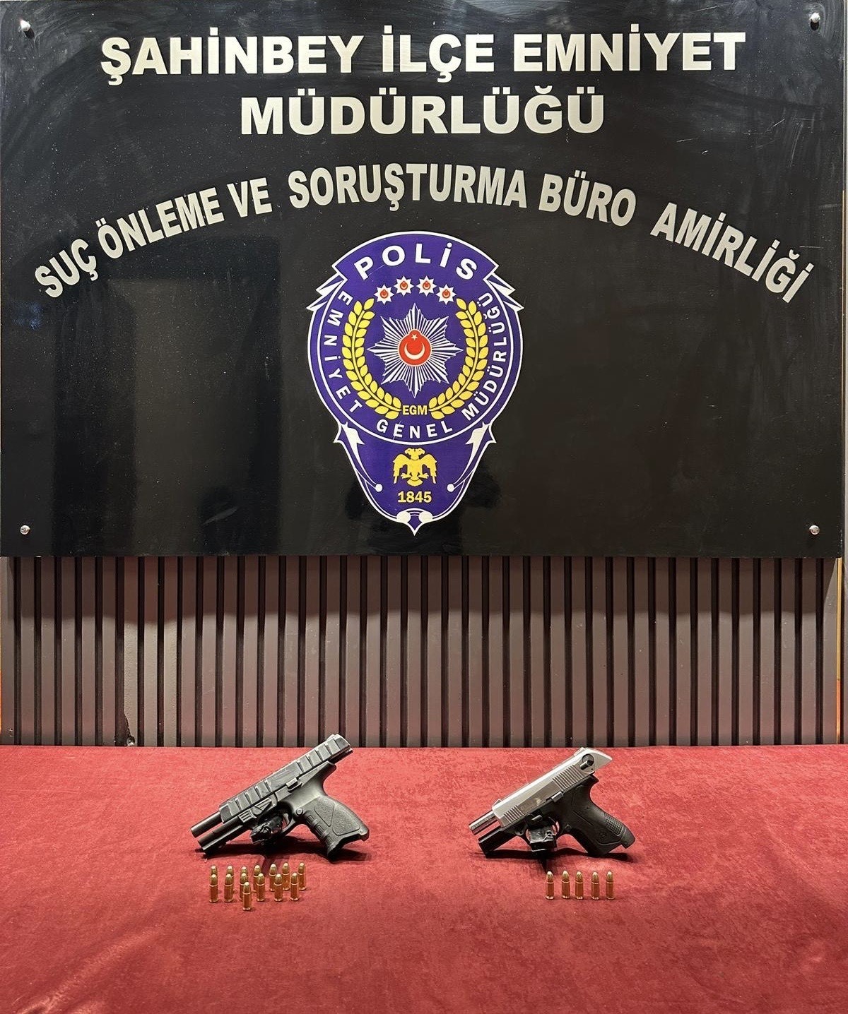 Gaziantep&rsquo;te ruhsatsız 2 tüfek ile 8 tabanca ele geçirildi: 5 gözaltı