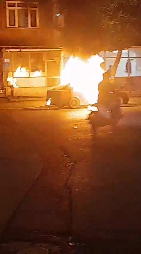 Park halindeki otomobil yandı, sahibi tarafından yakıldığı öne sürüldü