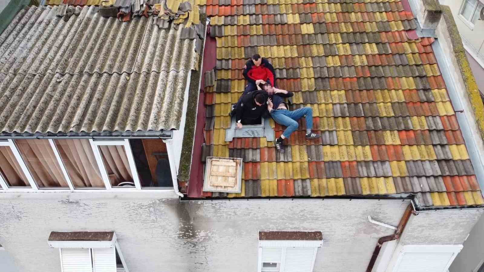 Balıkesir’de çatıya çıkan adamı polis ve itfaiye ekipleri indirdi