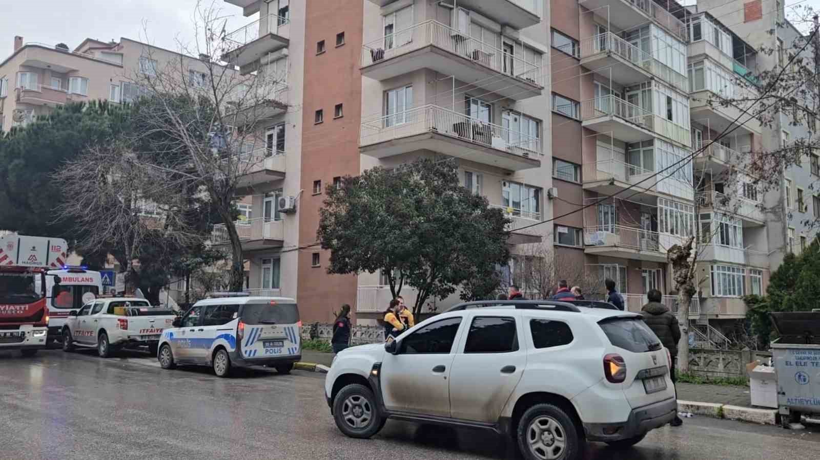 Balıkesir’de çatıya çıkan adamı polis ve itfaiye ekipleri indirdi
