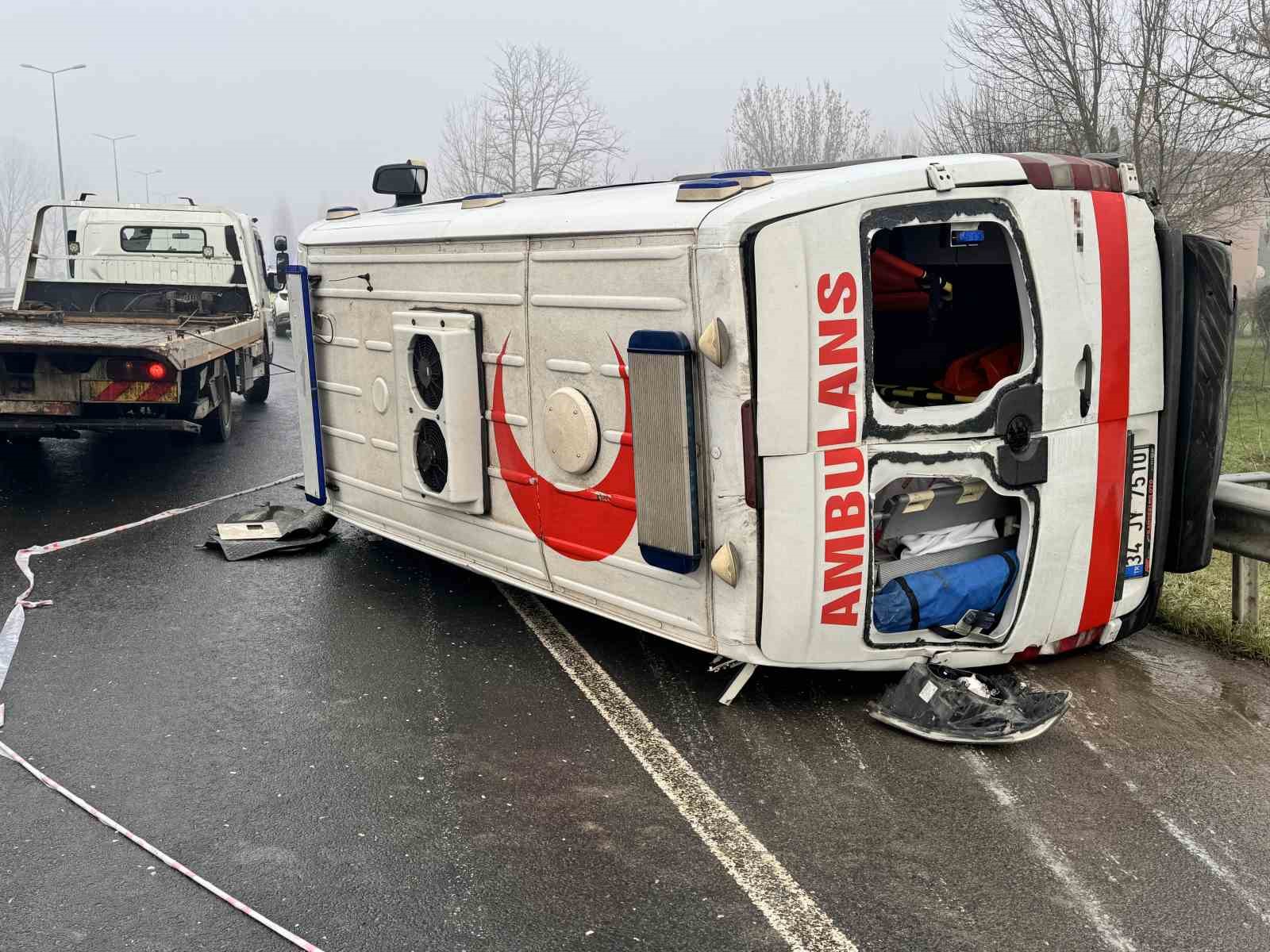 Düzce’de ambulans devrildi: 2 yaralı
