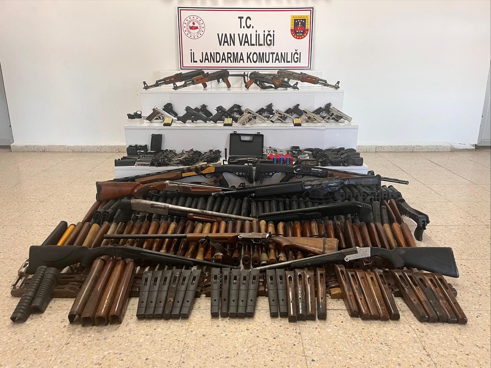 Başkale’de silah ve mühimmat ele geçirildi