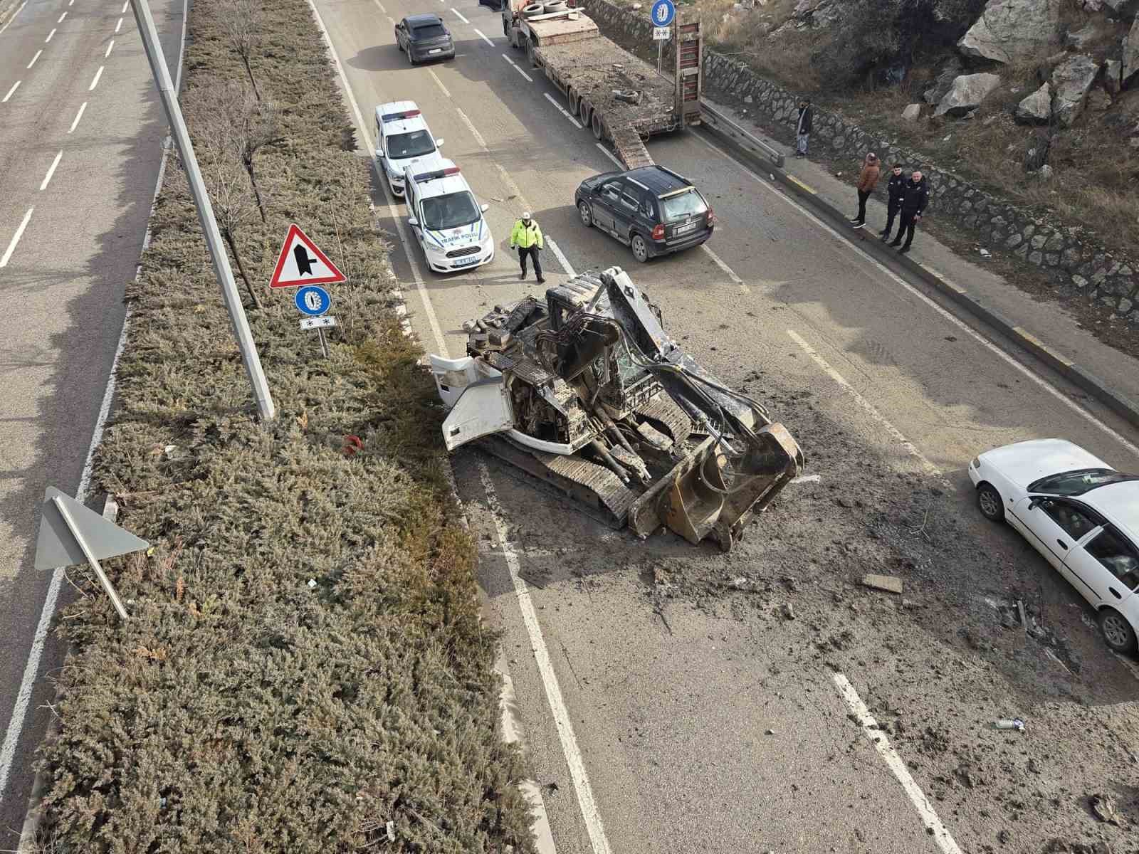 Ankara’da facianın eşiğinden dönüldü: Tırdaki kepçe köprüye takılıp yola düştü