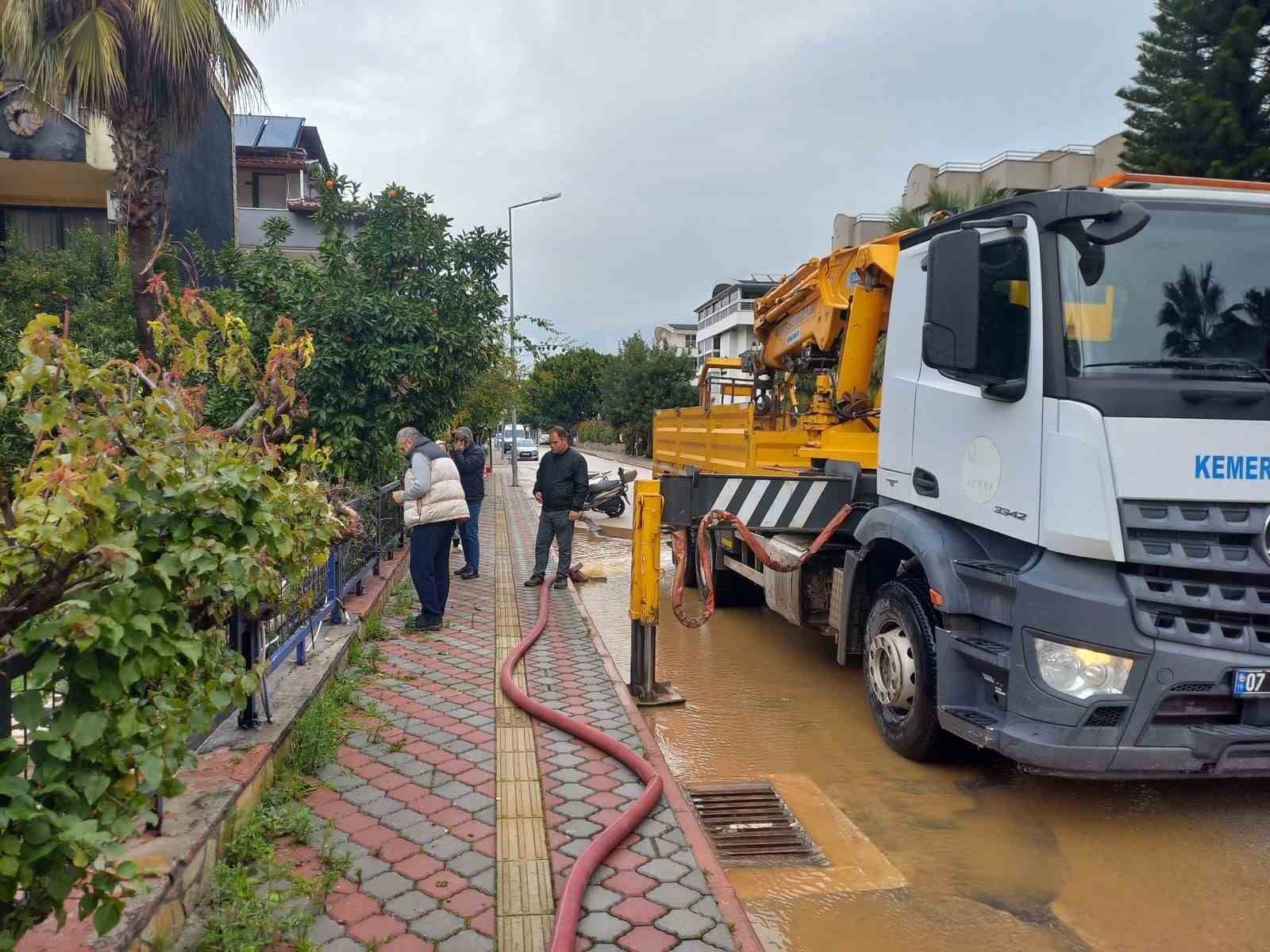Kemer&rsquo;de sağanak sonrası temizlik &ccedil;alışmaları devam ediyor
