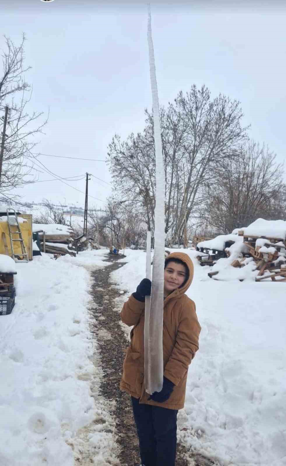 Palu’daki buz sarkıtları görenleri şaşırttı