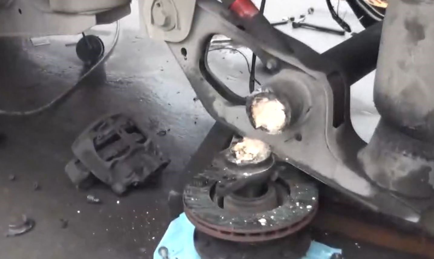 Esenyurt&rsquo;ta ağır tonajlı aracın jantından 54 kilo uyuşturucu &ccedil;ıktı
