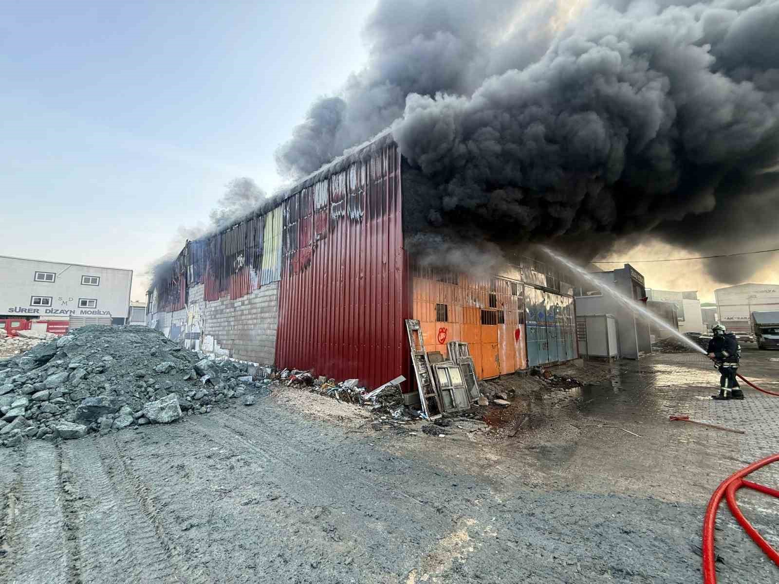 Mobilya atölyesi alevlere teslim oldu