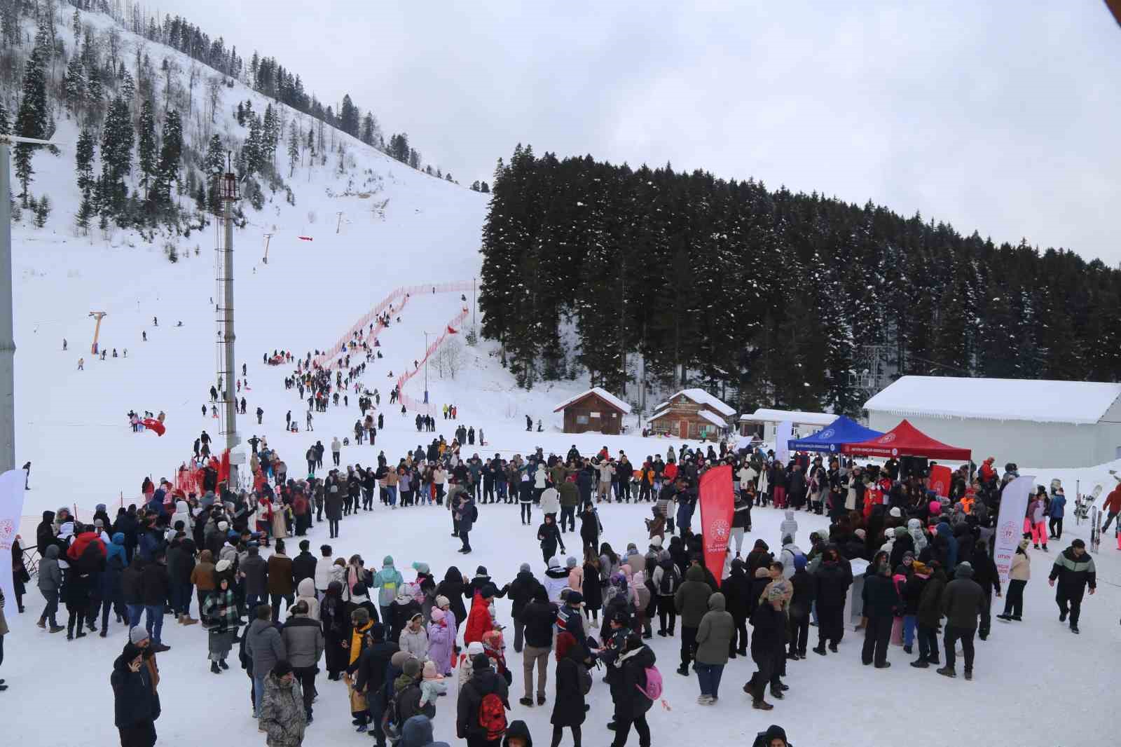 Artvin’de kar şenliği renkli görüntülere sahne oldu